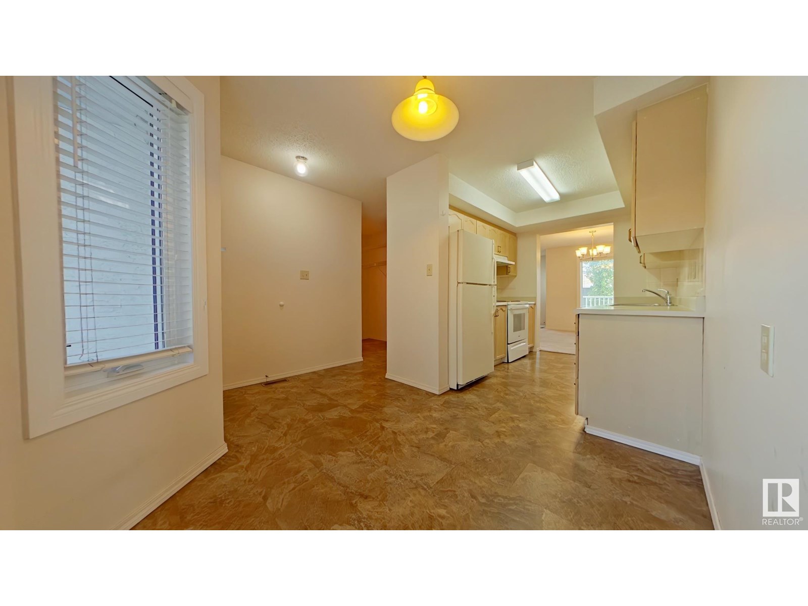 Photo 3 of 31 3520 60 St Nw, Edmonton AB