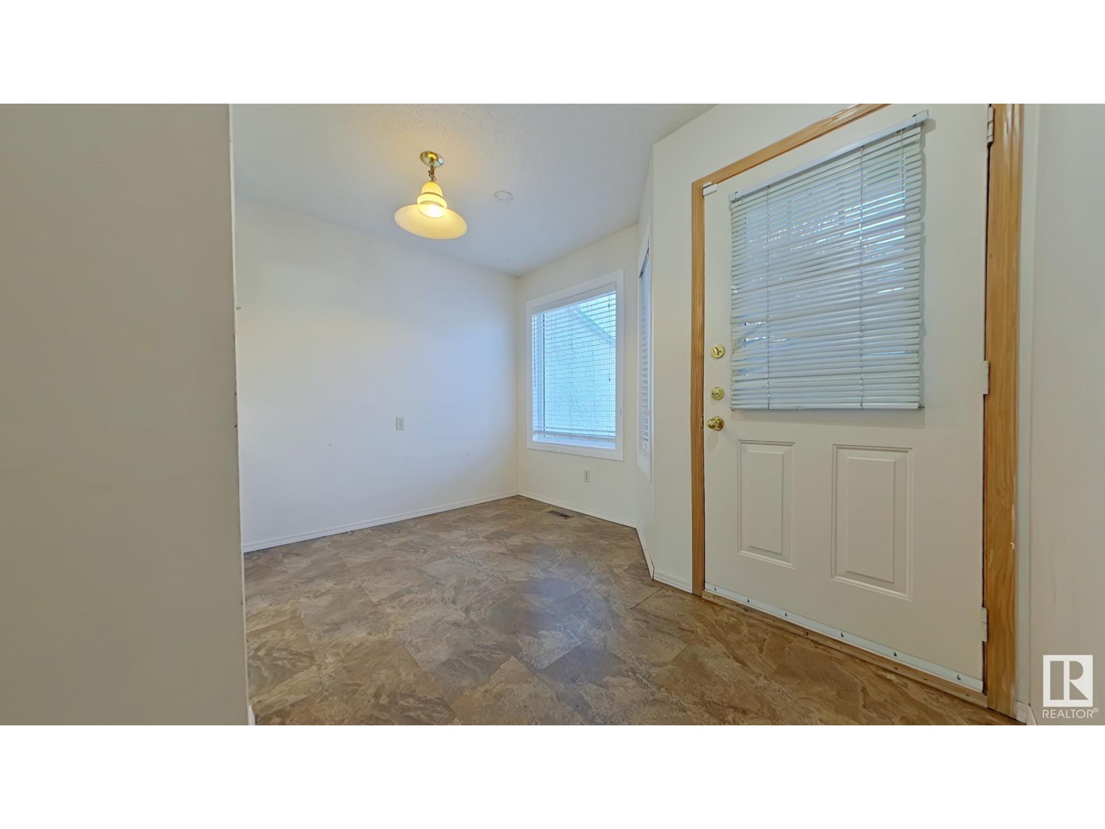 Photo 4 of 31 3520 60 St Nw, Edmonton AB