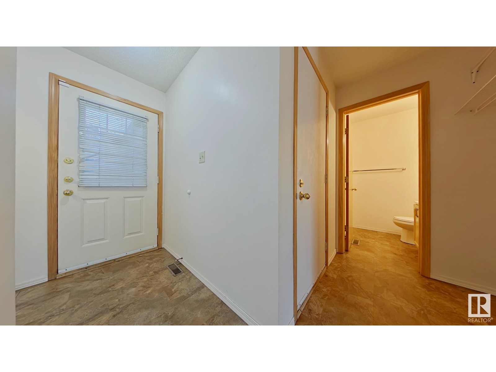 Photo 5 of 31 3520 60 St Nw, Edmonton AB
