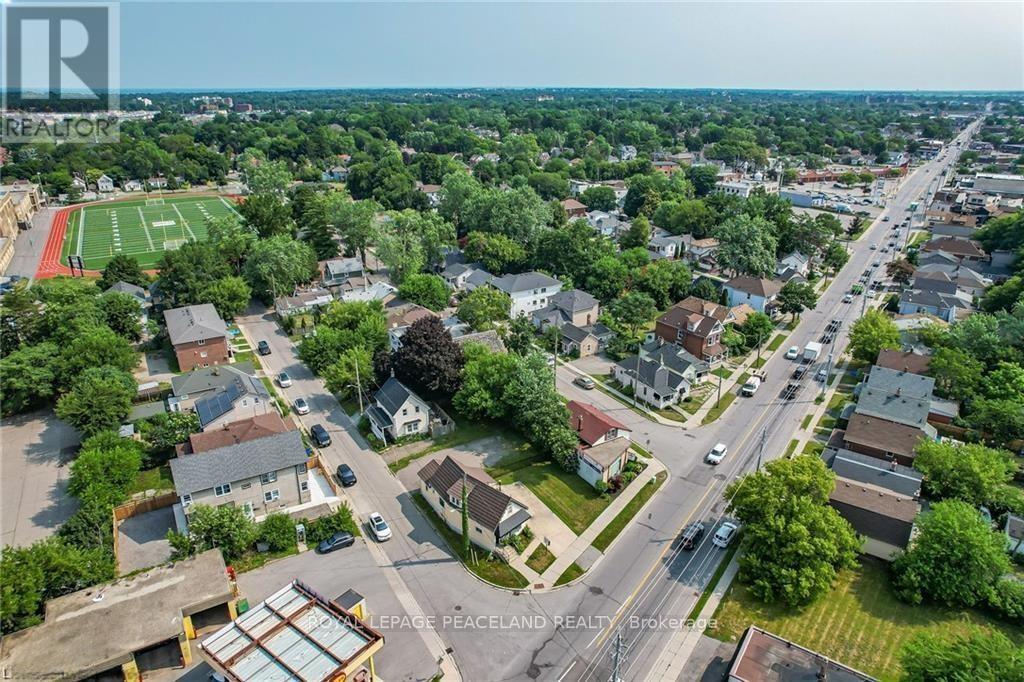 Photo 2 of 147 Welland Avenue, St Catharines ON