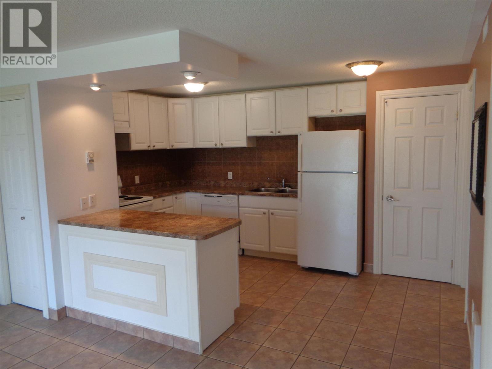 Photo 8 of 446 450 Queen St E, Sault Ste Marie ON