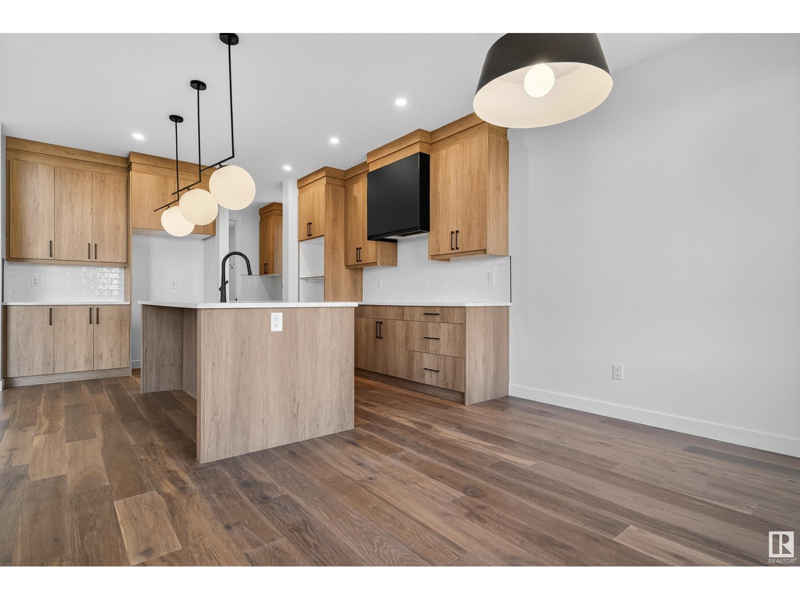 Photo 10 of 22530 98 A Av Nw, Edmonton AB