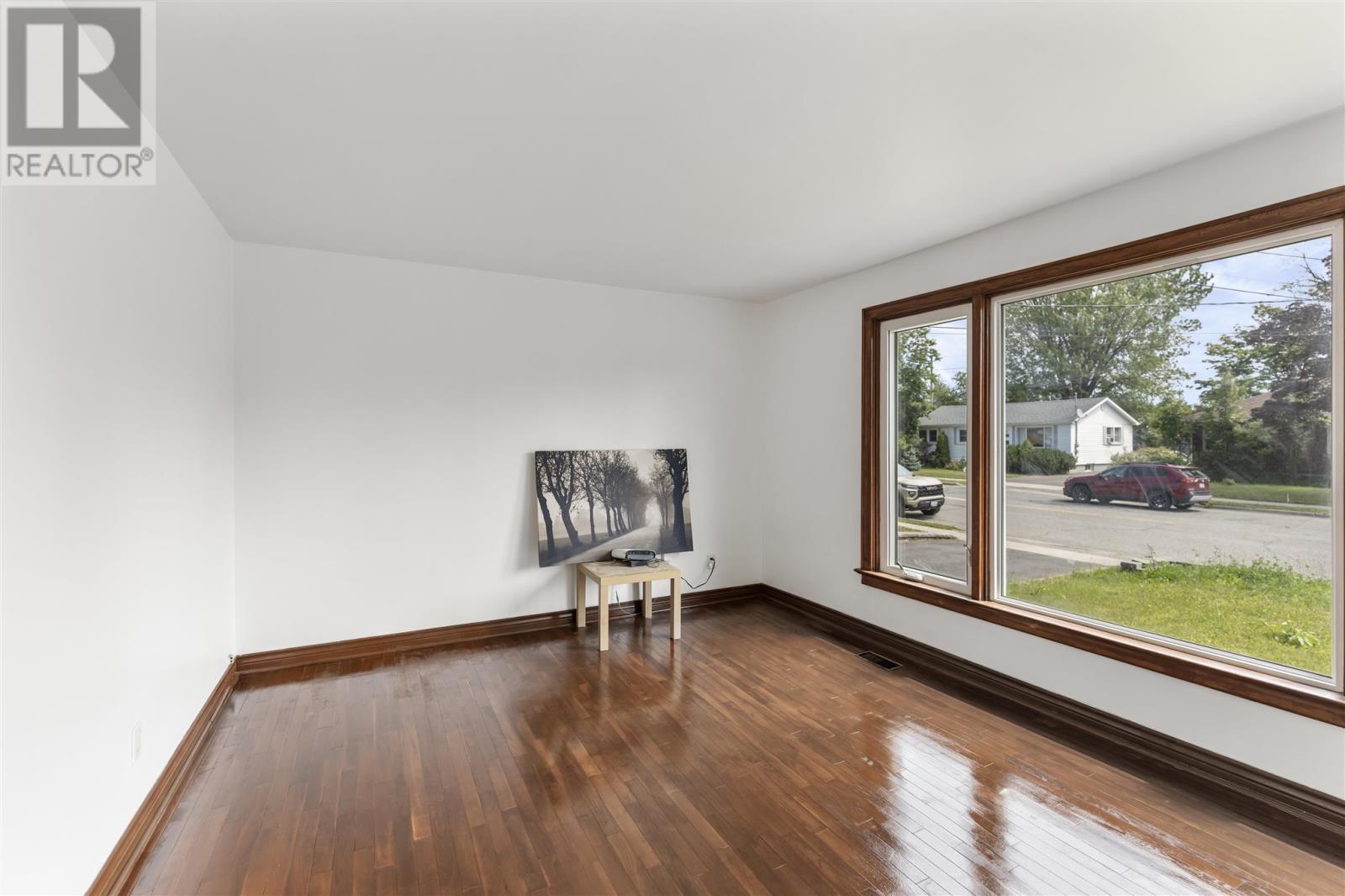 Photo 11 of 253 Lake St, Sault Ste Marie ON