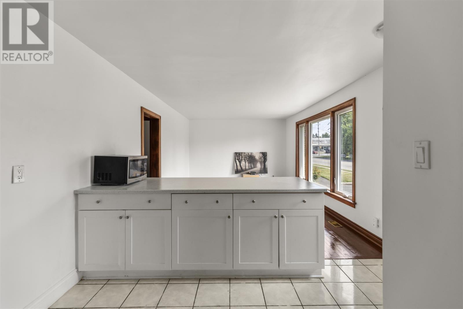 Photo 8 of 253 Lake St, Sault Ste Marie ON