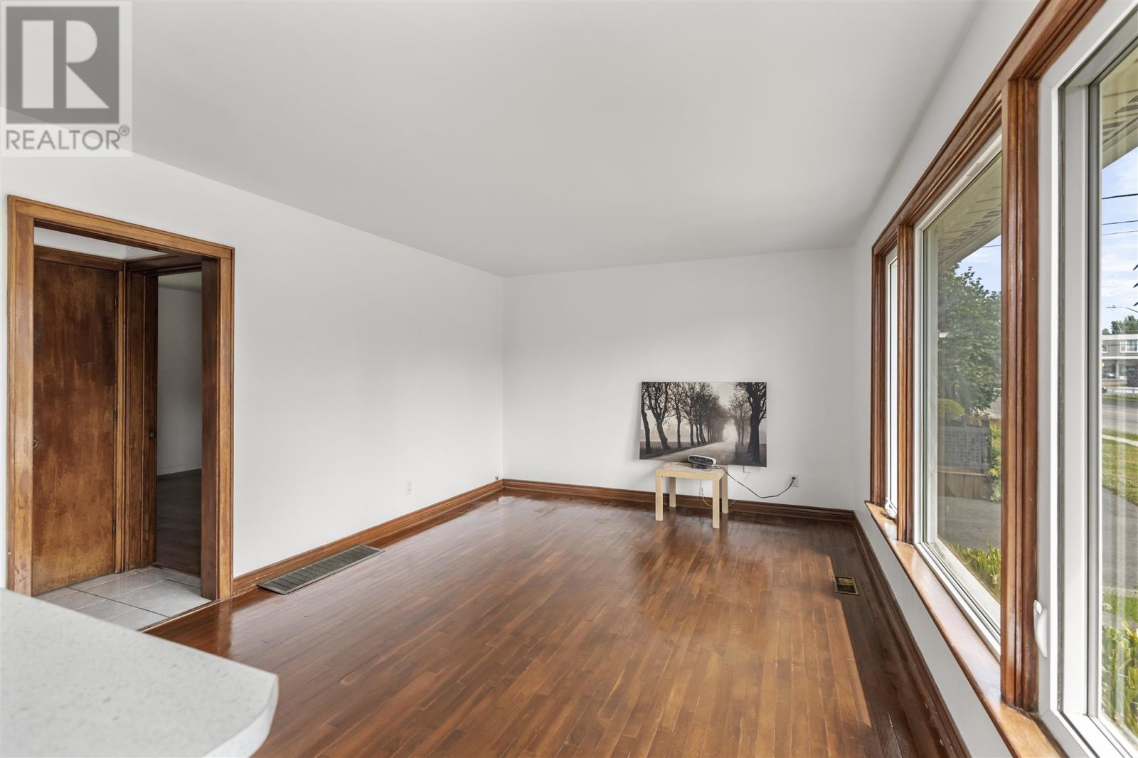 Photo 12 of 253 Lake St, Sault Ste Marie ON