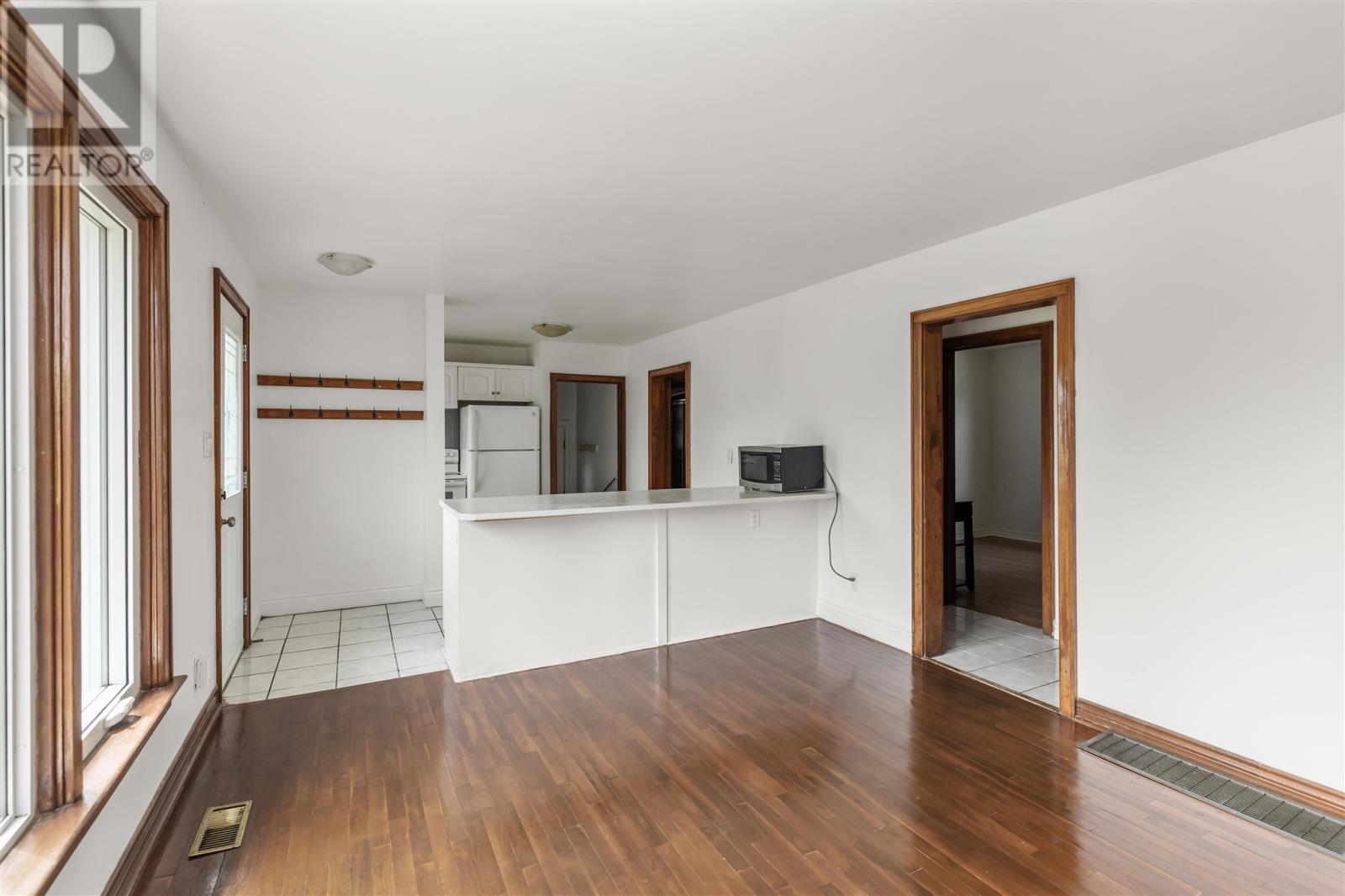 Photo 9 of 253 Lake St, Sault Ste Marie ON