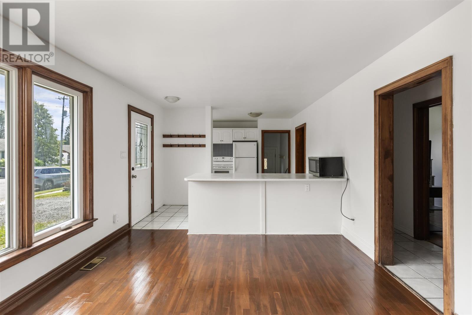 Photo 10 of 253 Lake St, Sault Ste Marie ON