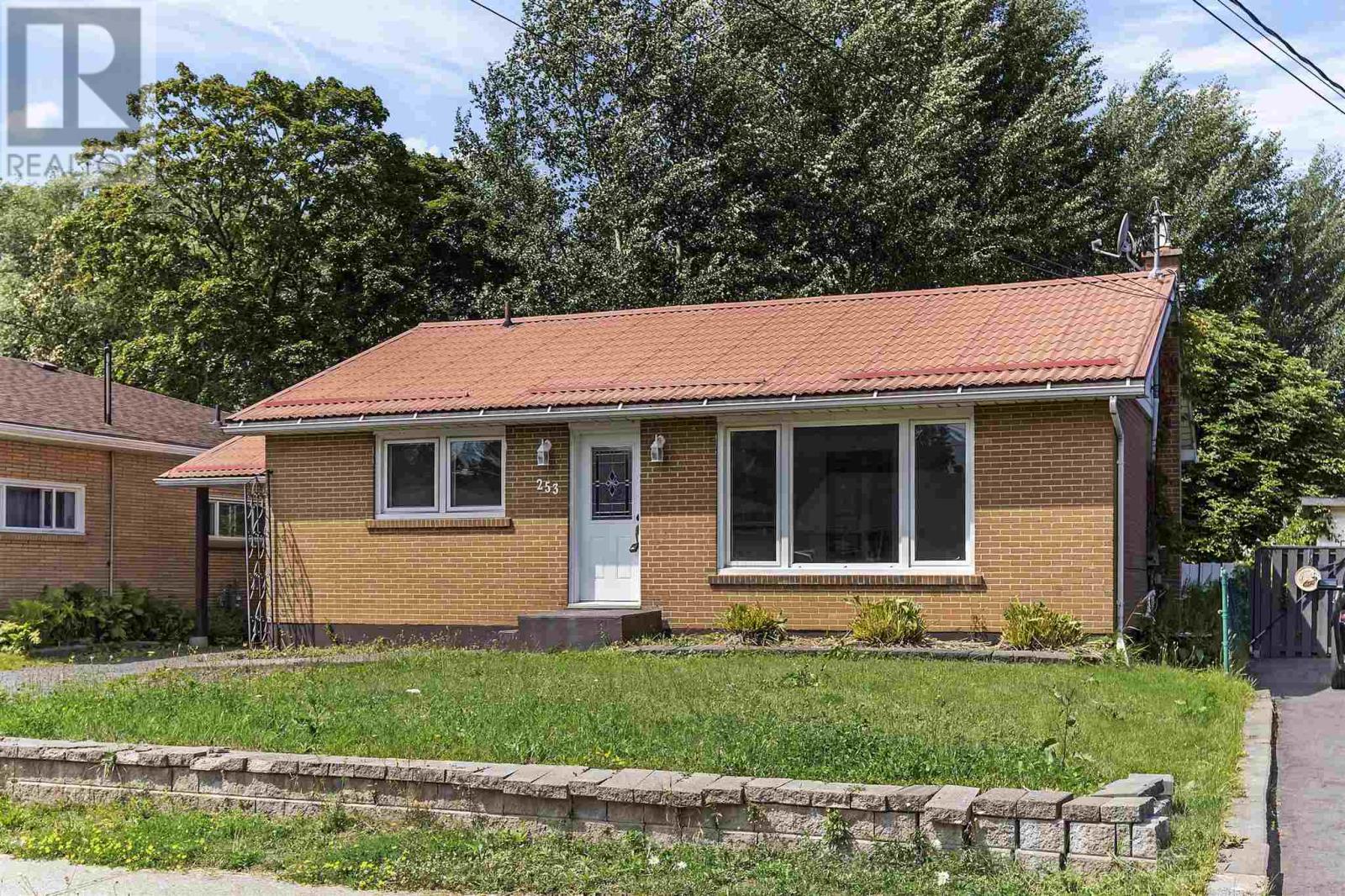Photo 2 of 253 Lake St, Sault Ste Marie ON