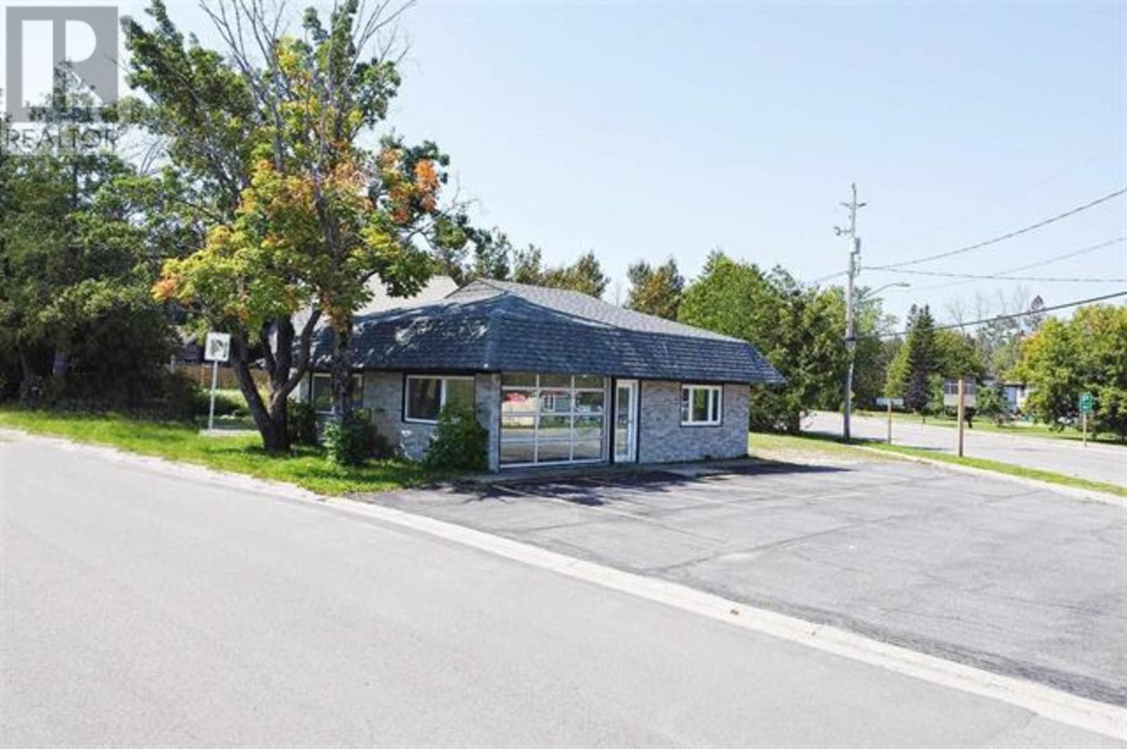 Photo 3 of 1202 Gore St, Richards Landing ON
