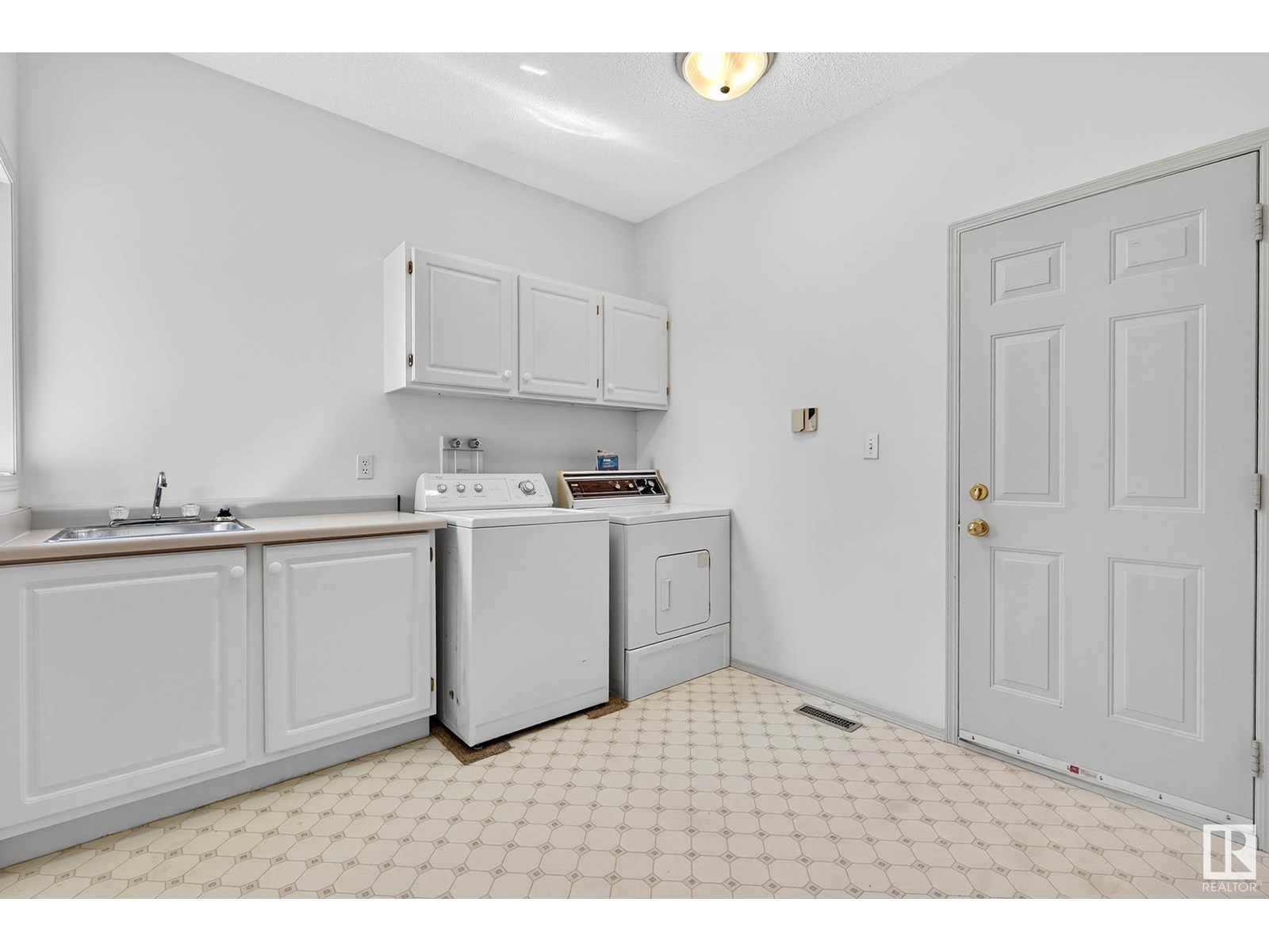 Photo 14 of 10307 175 Av Nw, Edmonton AB
