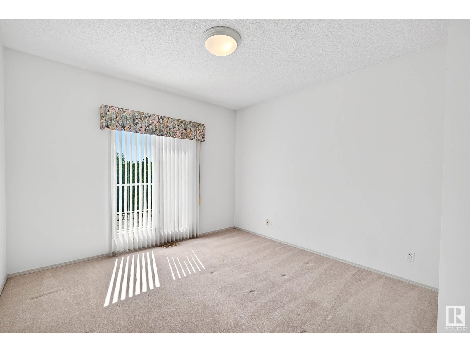 Photo 5 of 10307 175 Av Nw, Edmonton AB