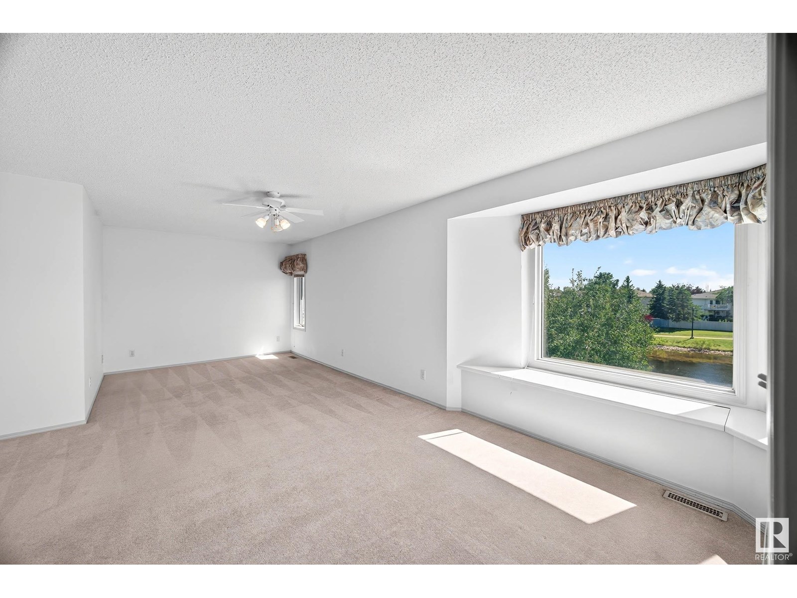 Photo 13 of 10307 175 Av Nw, Edmonton AB