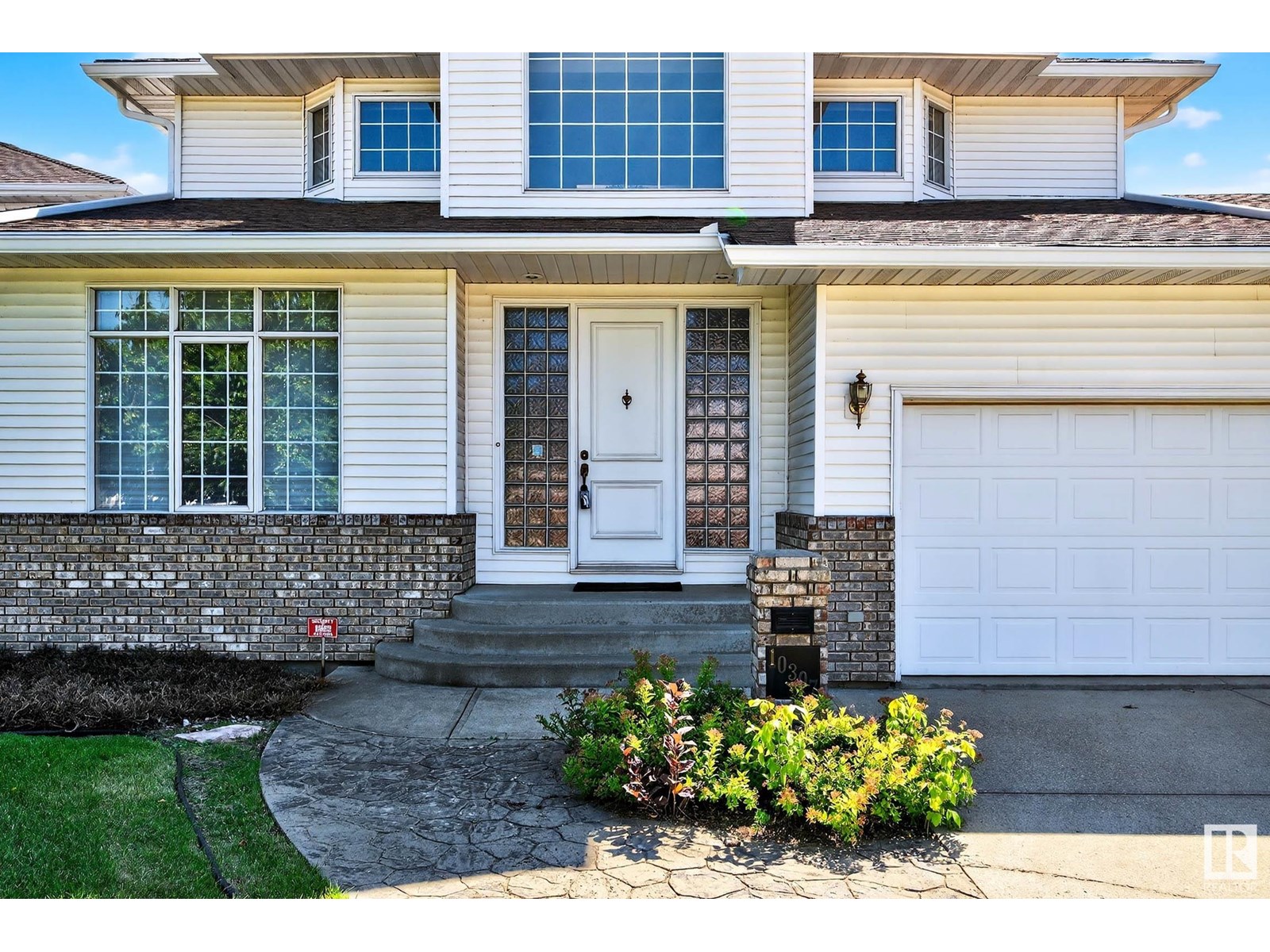 Photo 3 of 10307 175 Av Nw, Edmonton AB