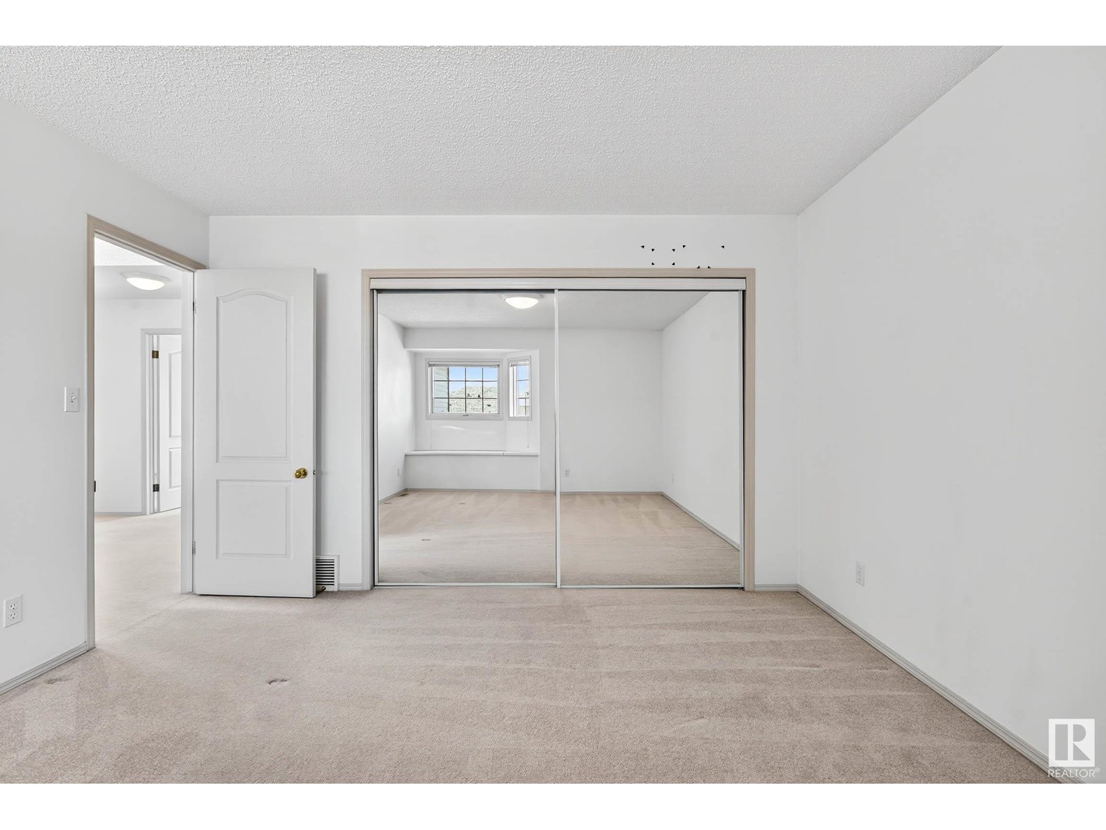 Photo 10 of 10307 175 Av Nw, Edmonton AB