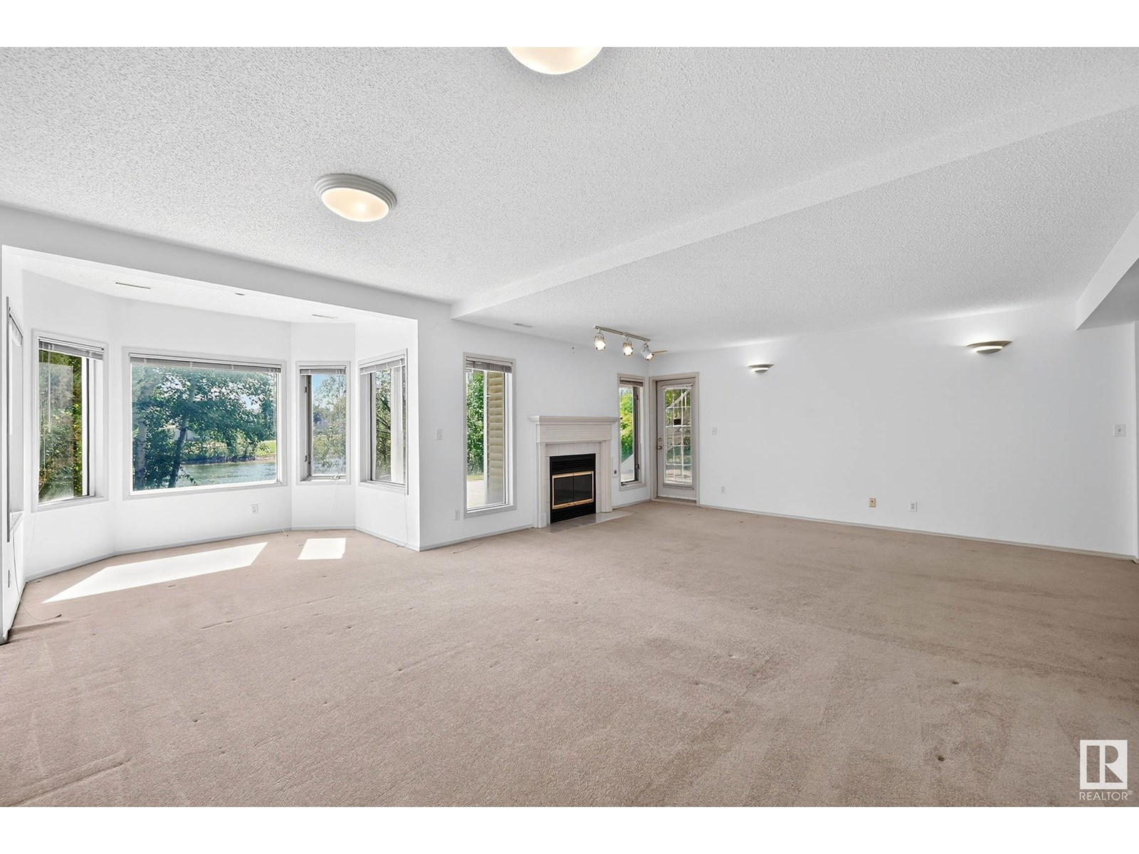 Photo 2 of 10307 175 Av Nw, Edmonton AB