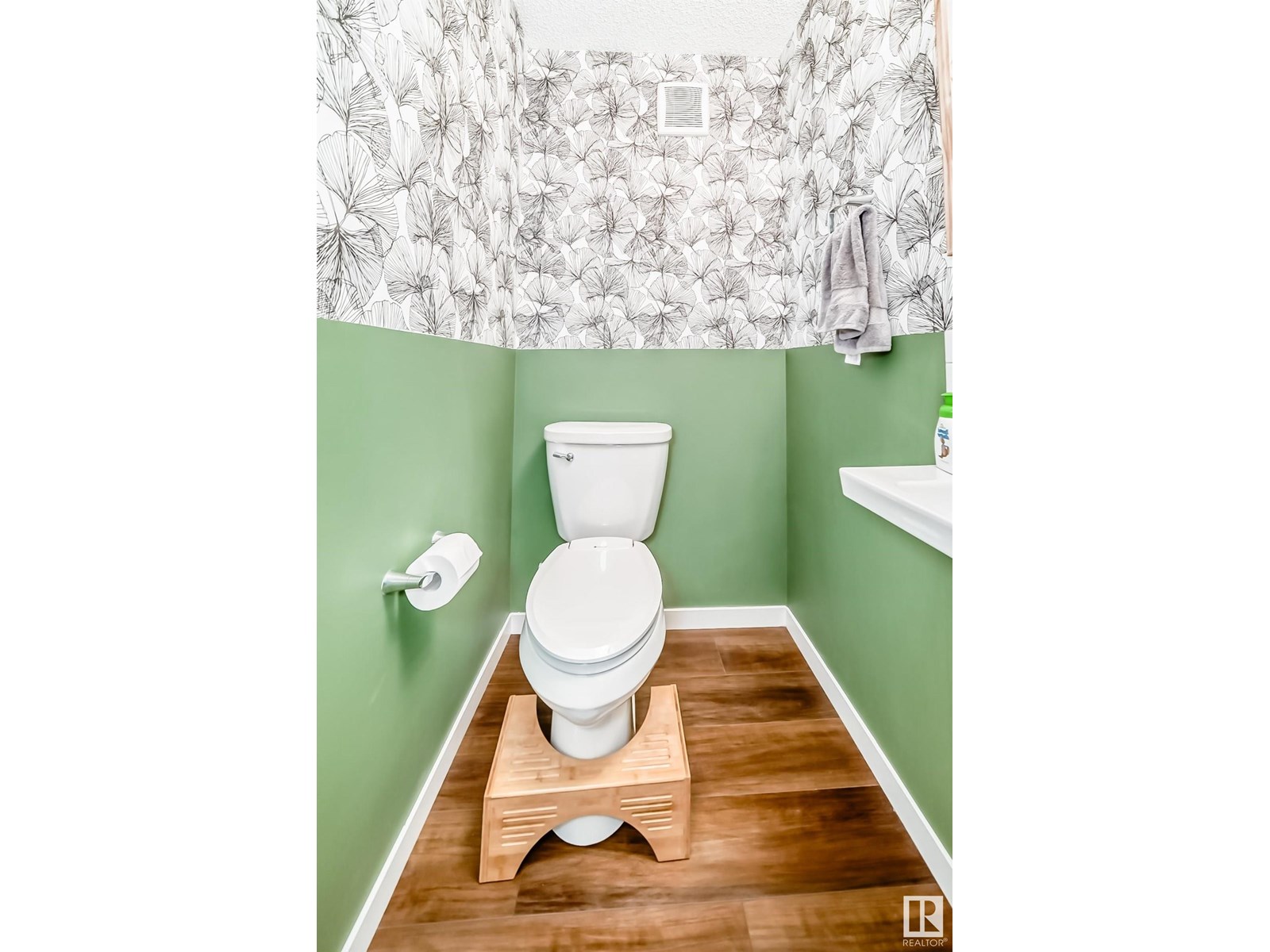 Photo 17 of 1077 Cy Becker Rd Nw, Edmonton AB