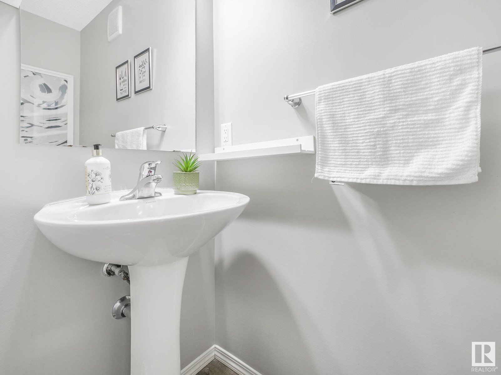 Photo 15 of 4684 175 Av Nw, Edmonton AB