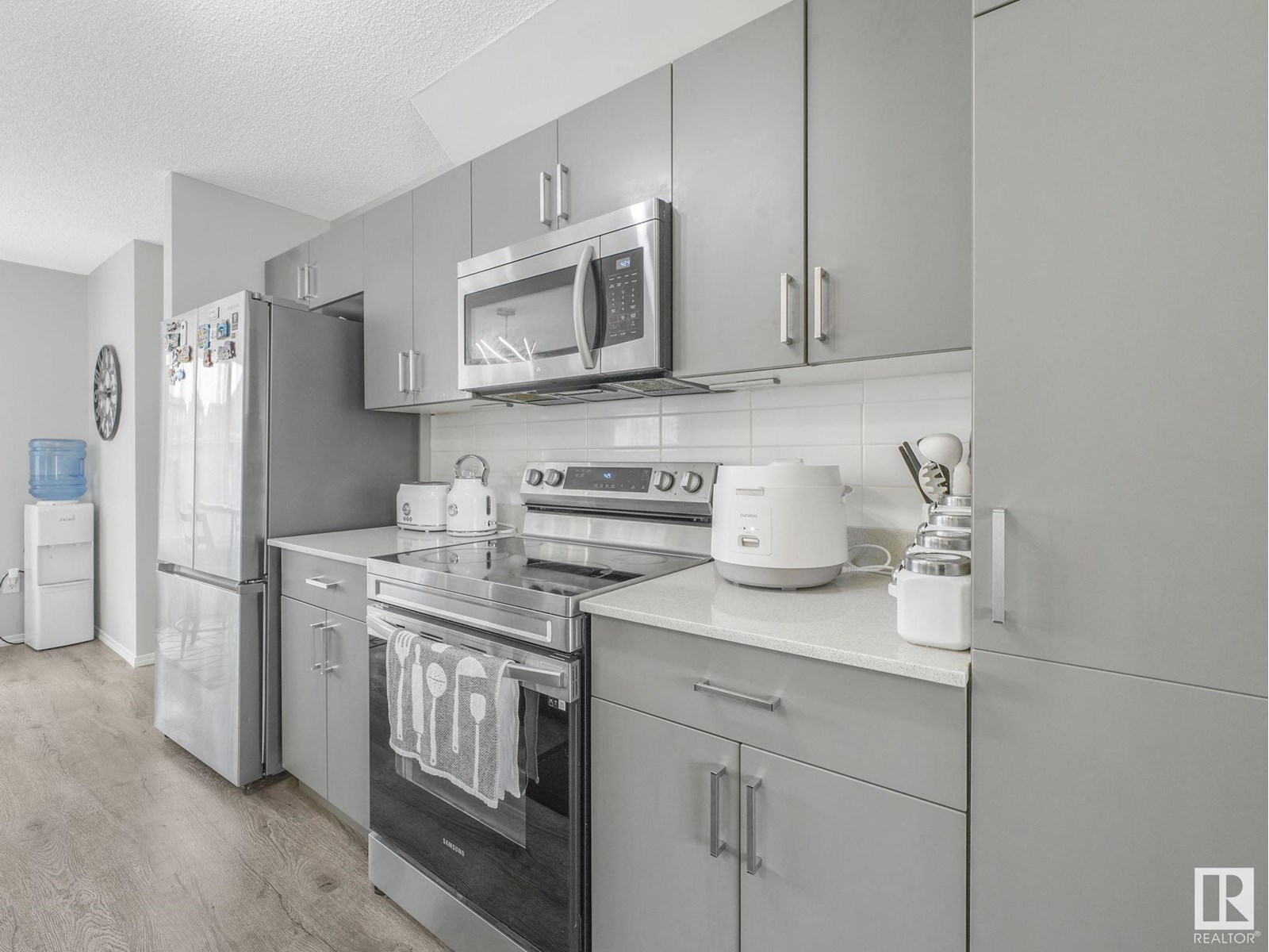 Photo 10 of 4684 175 Av Nw, Edmonton AB
