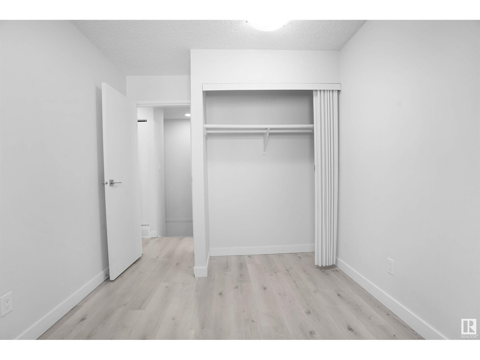 Photo 21 of 1794 Lakewood S Nw, Edmonton AB