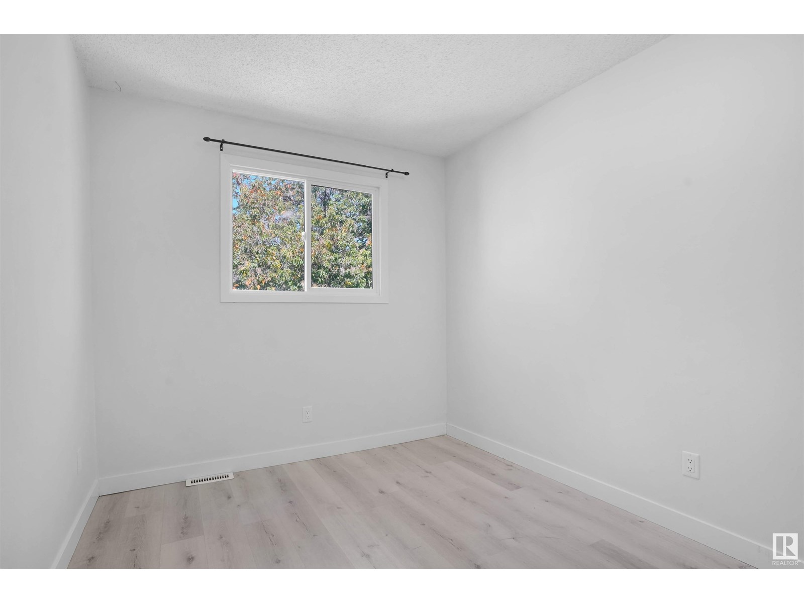 Photo 34 of 1794 Lakewood S Nw, Edmonton AB