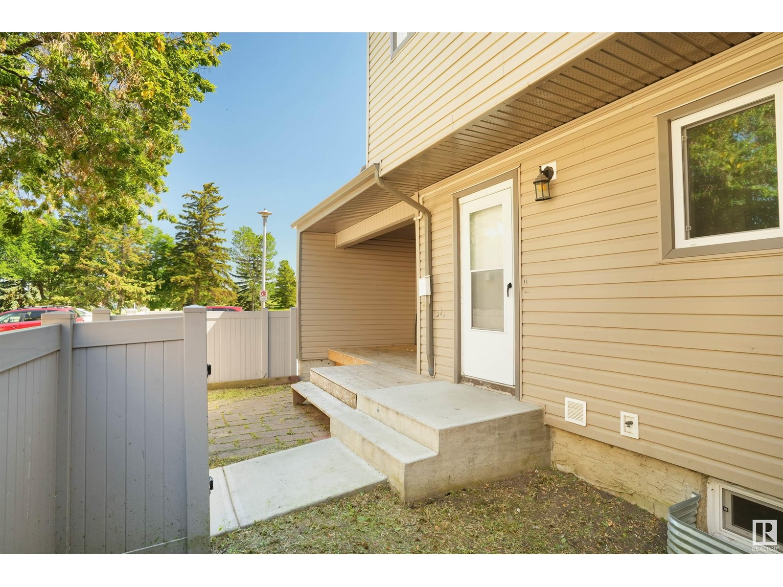 Photo 3 of 1794 Lakewood S Nw, Edmonton AB