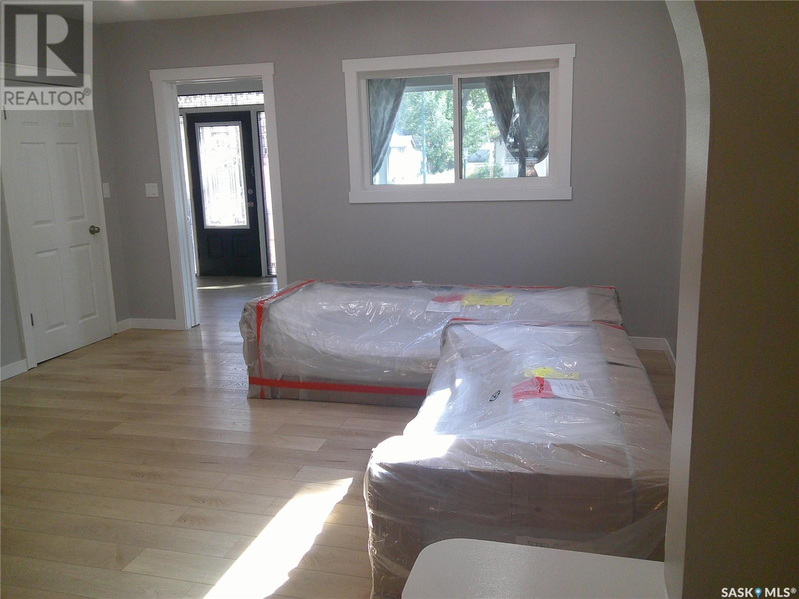 Photo 4 of 3726 Dewdney Avenue, Regina SK