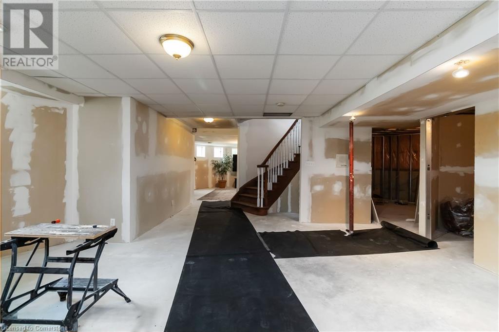 Photo 43 of 1401 Tamworth Court, Burlington ON
