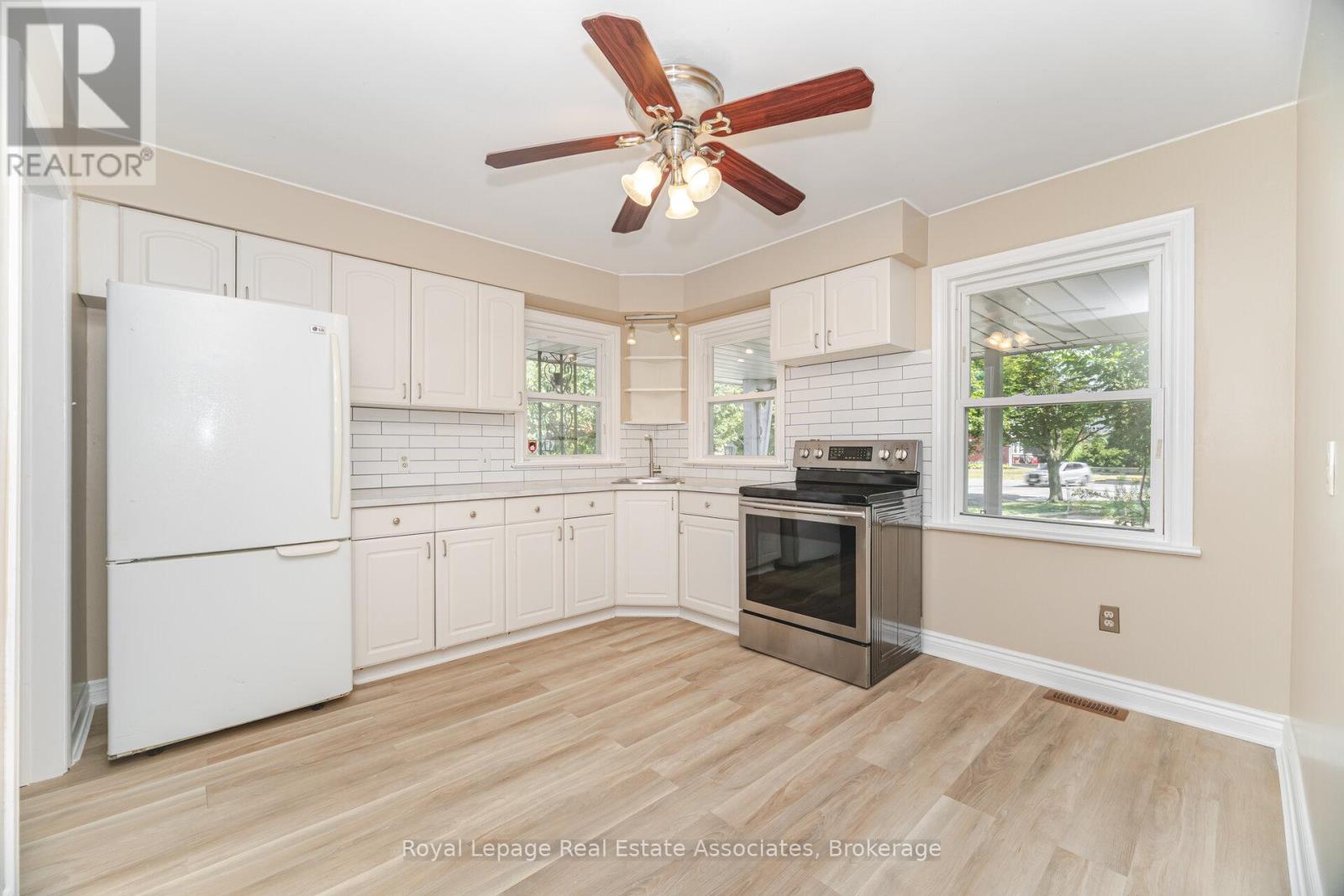 Photo 12 of 319 Grantham Avenue, St Catharines ON