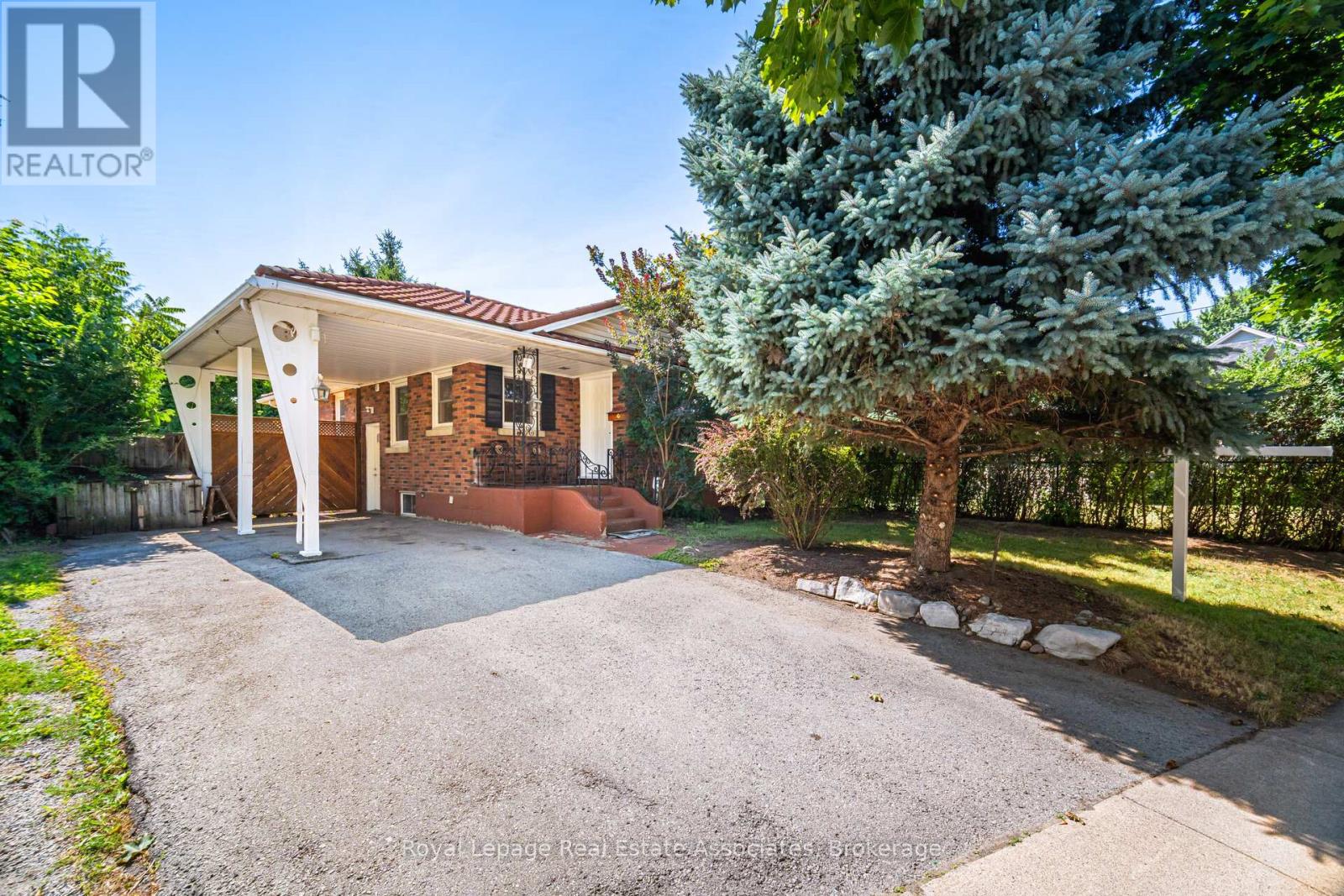 Photo 3 of 319 Grantham Avenue, St Catharines ON