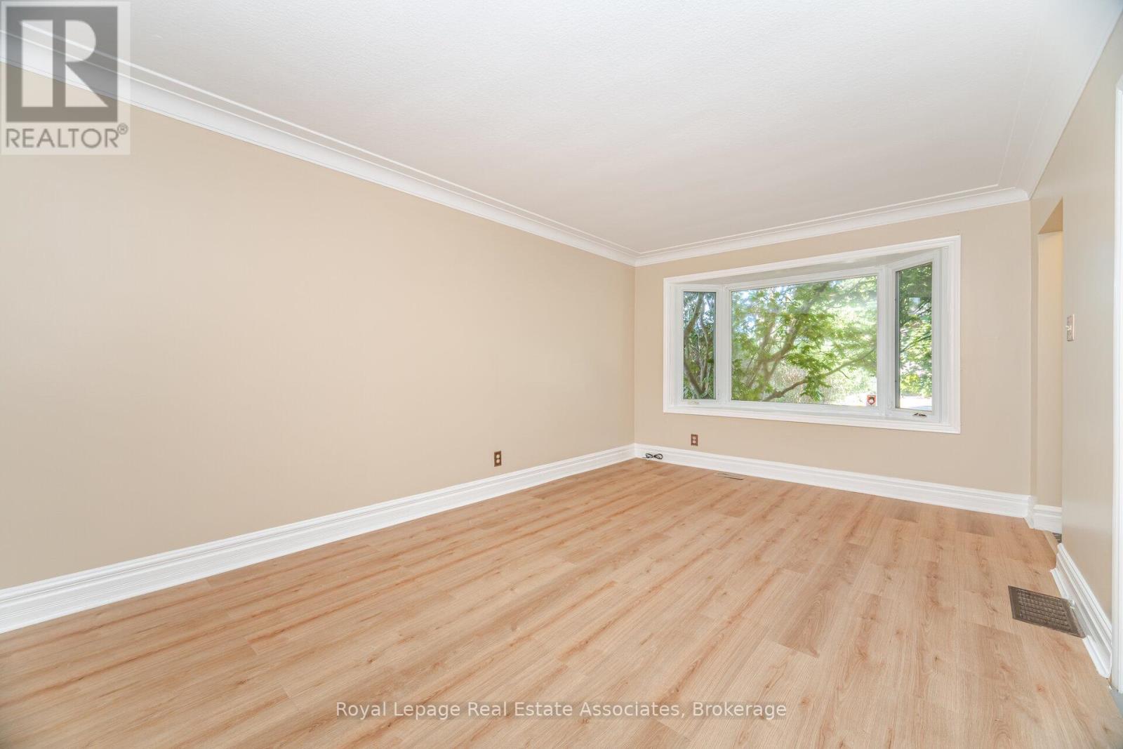 Photo 8 of 319 Grantham Avenue, St Catharines ON