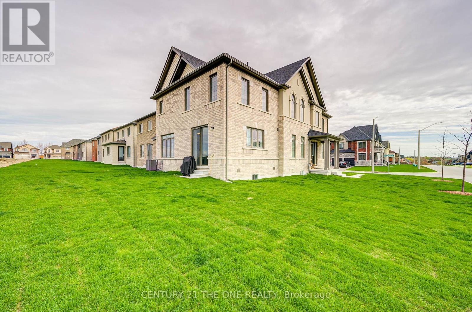 Photo 8 of 2 Wesley Brooks Street, Clarington ON