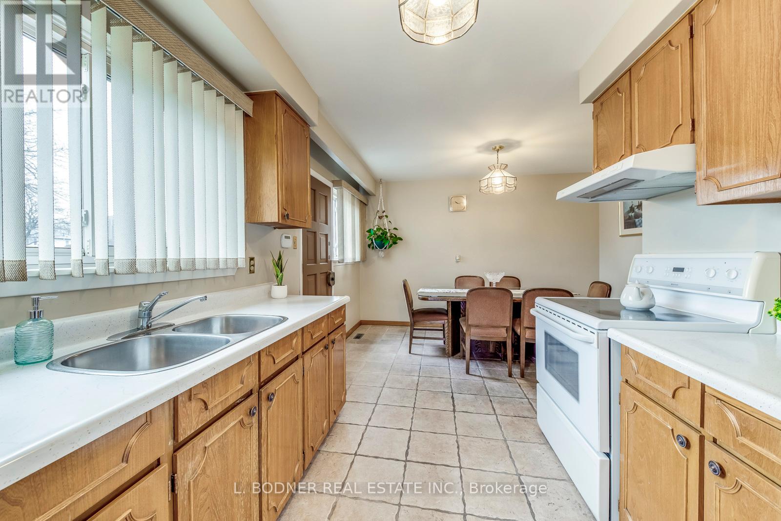 Photo 10 of 6899 Darcel Avenue, Mississauga ON