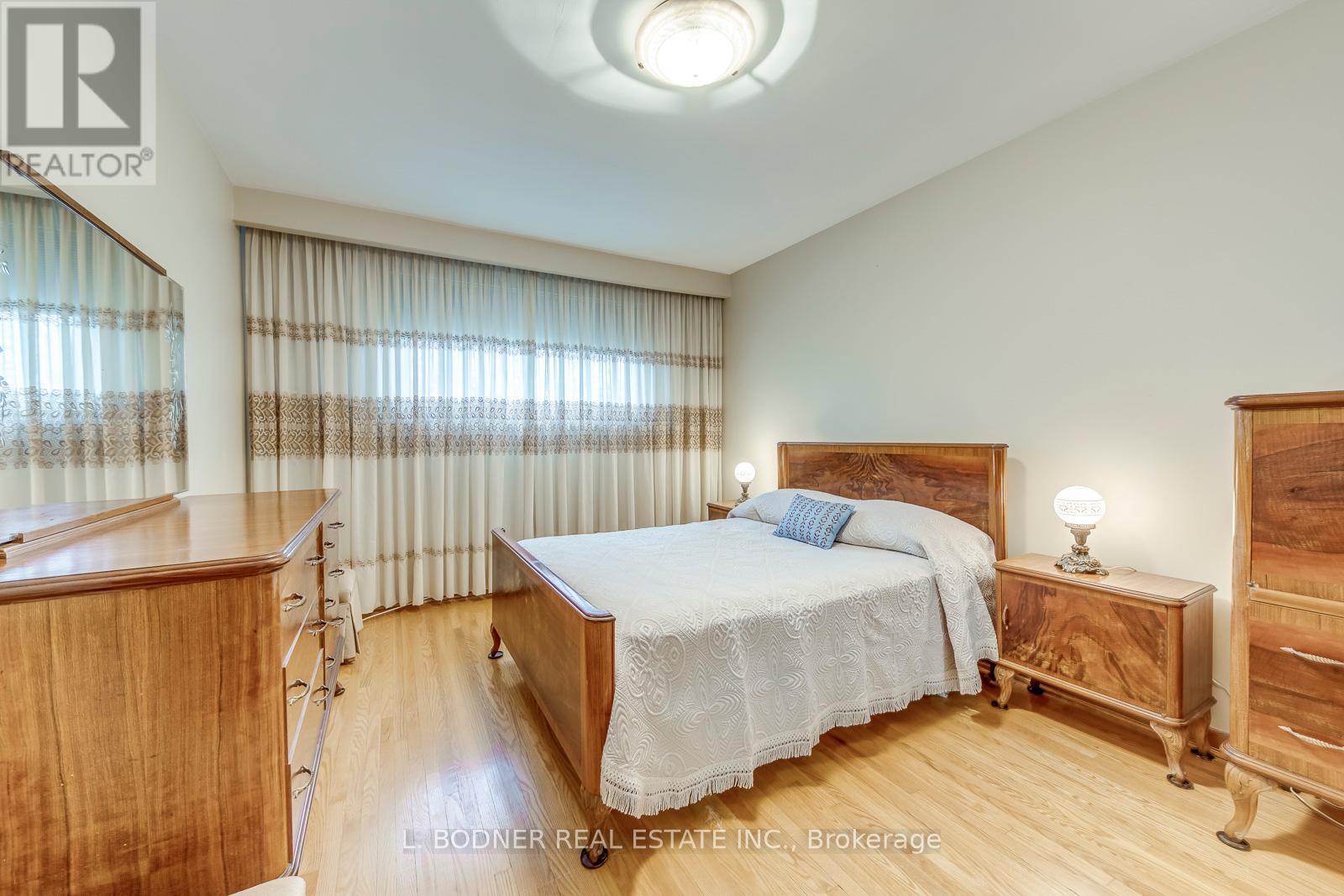 Photo 3 of 6899 Darcel Avenue, Mississauga ON