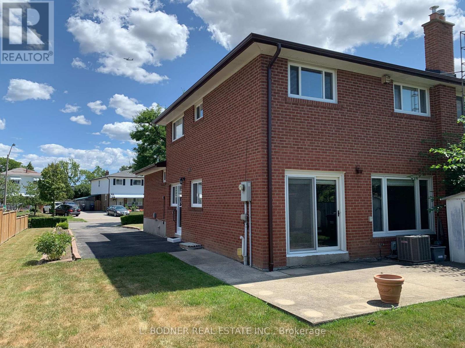 Photo 9 of 6899 Darcel Avenue, Mississauga ON