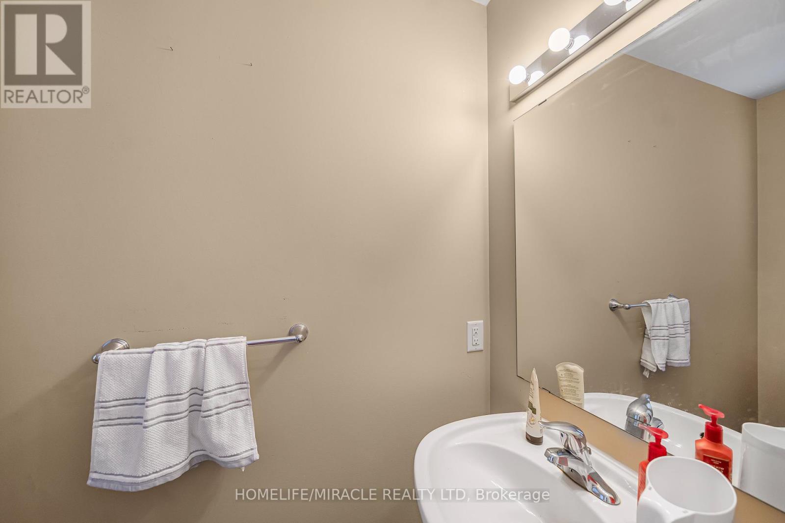 Photo 25 of 356 West Ridge Drive, Ottawa ON