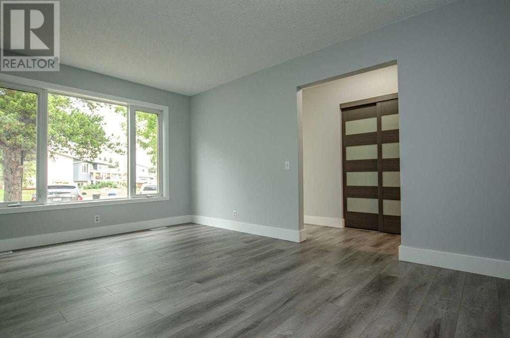 Photo 3 of 150 Leigh Crescent, Fort Mcmurray AB