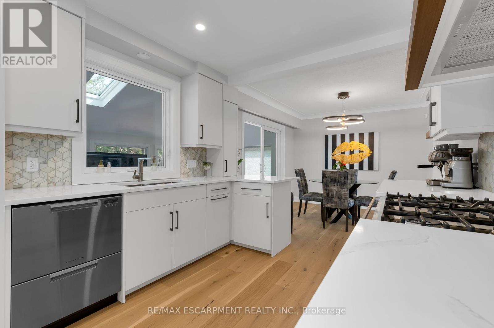 Photo 5 of 83 Dorchester Drive, Grimsby ON
