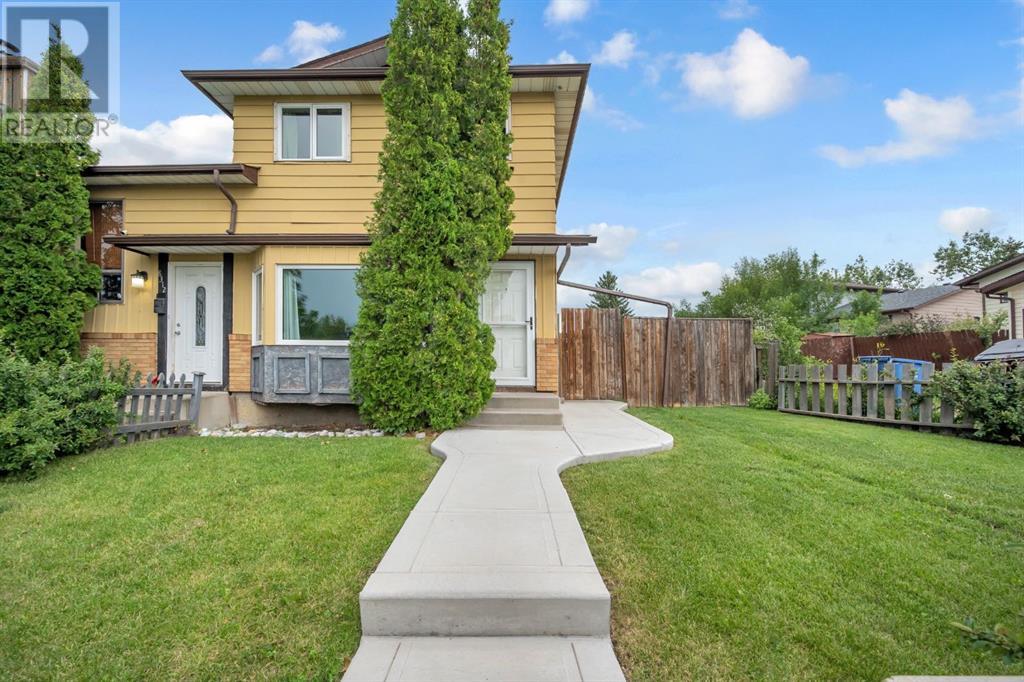 Single Family House for Sale in  berkley Road NW Beddington Heights Calgary 