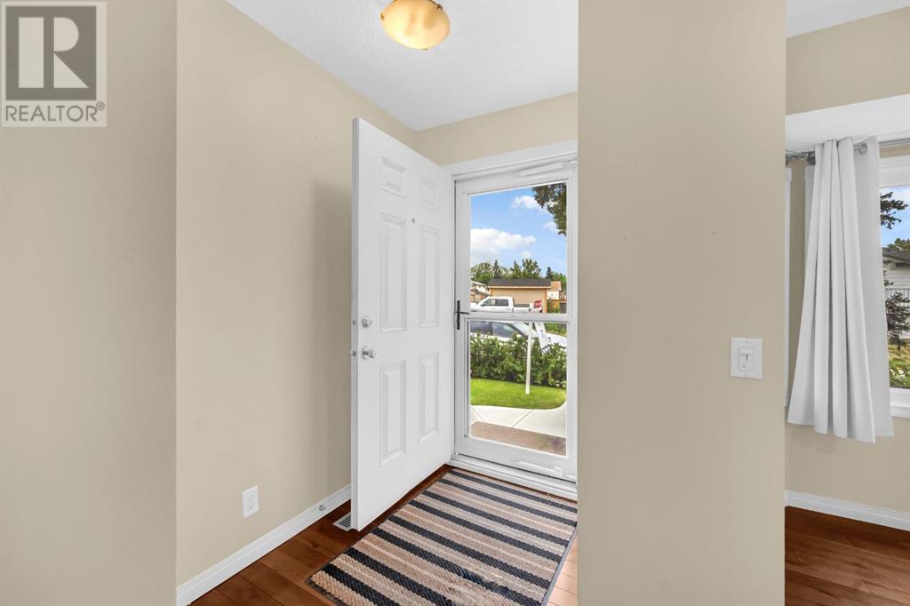 Single Family House for Sale in  berkley Road NW Beddington Heights Calgary 