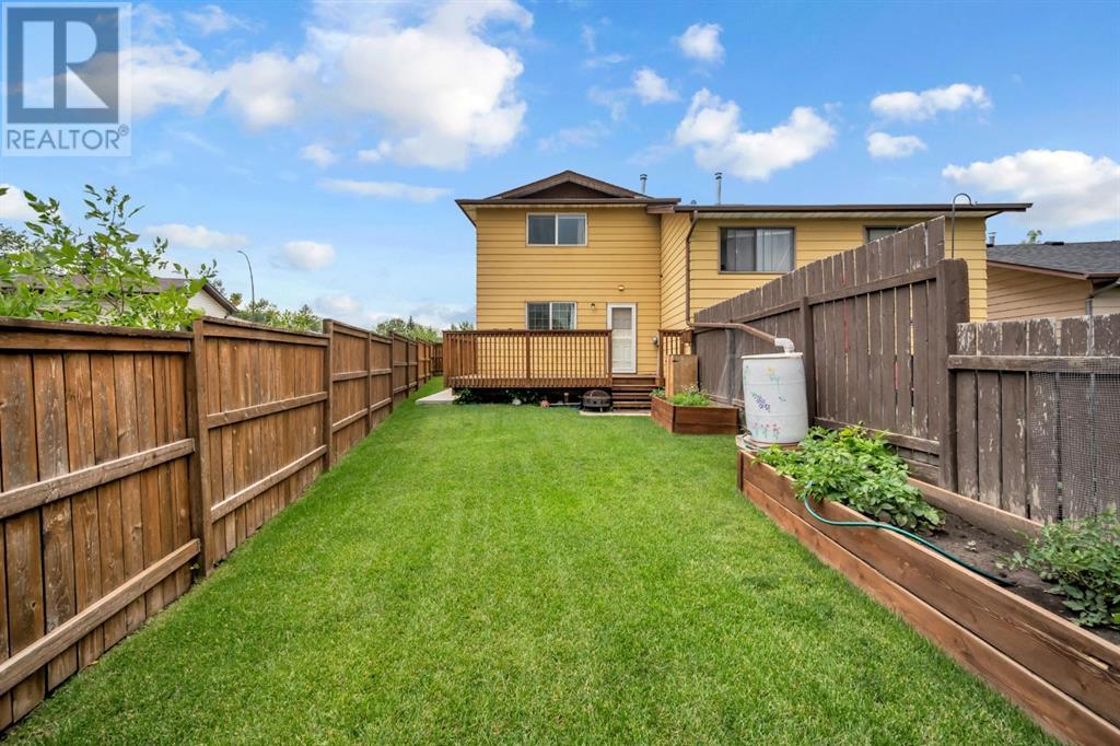 Single Family House for Sale in  berkley Road NW Beddington Heights Calgary 