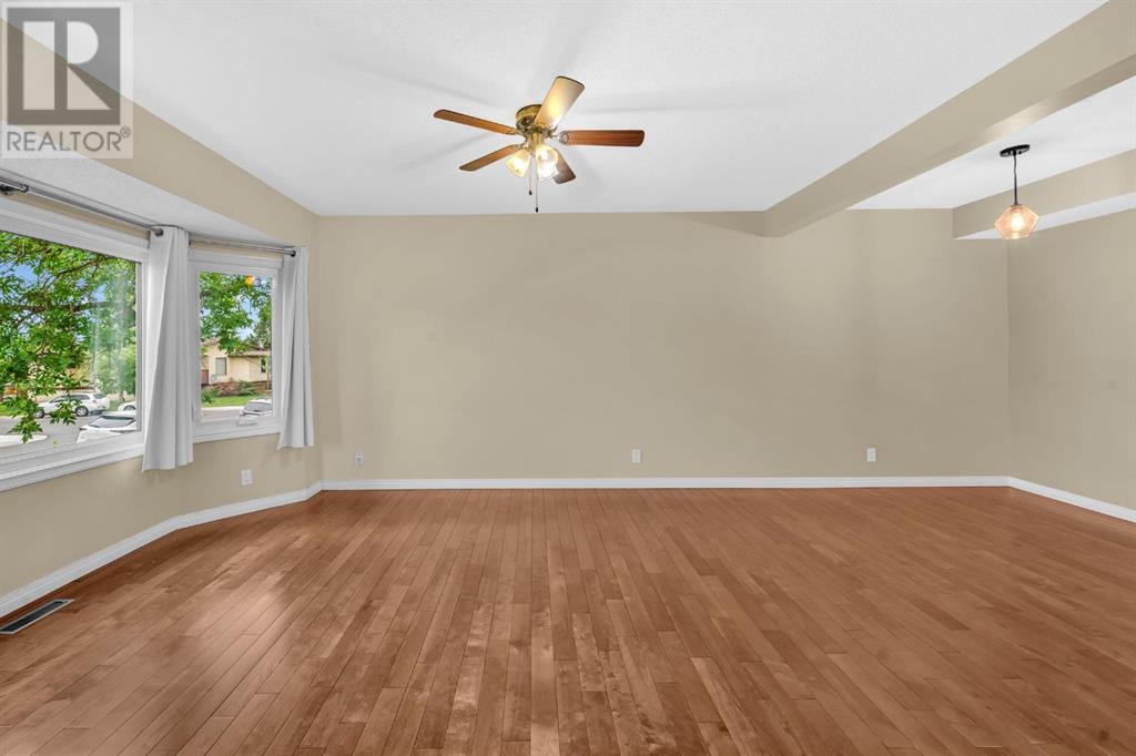 Single Family House for Sale in  berkley Road NW Beddington Heights Calgary 
