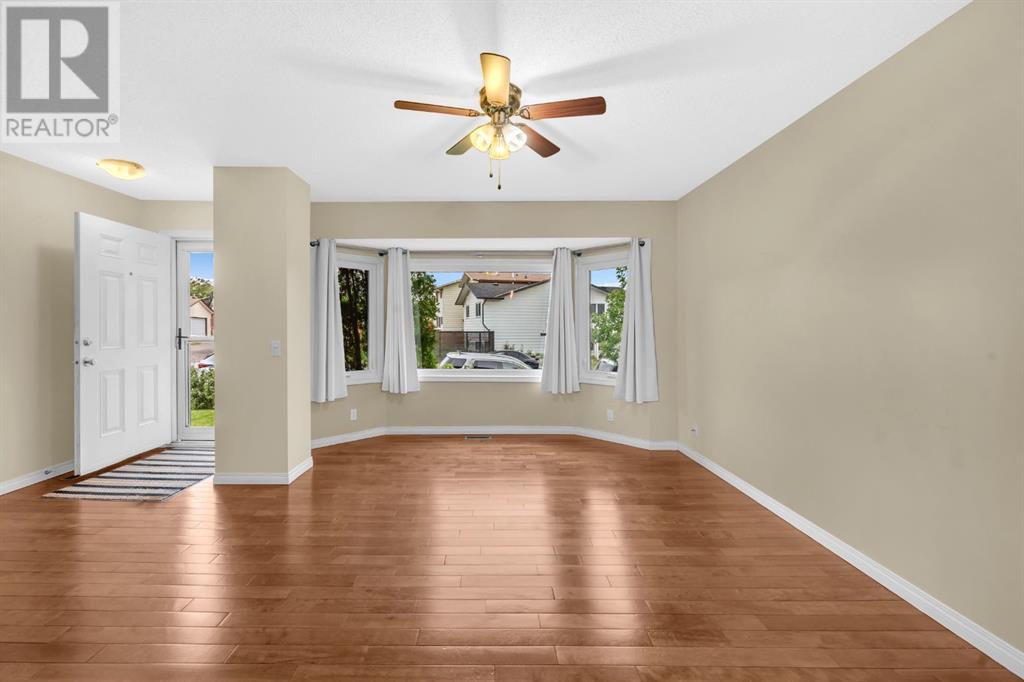 Single Family House for Sale in  berkley Road NW Beddington Heights Calgary 