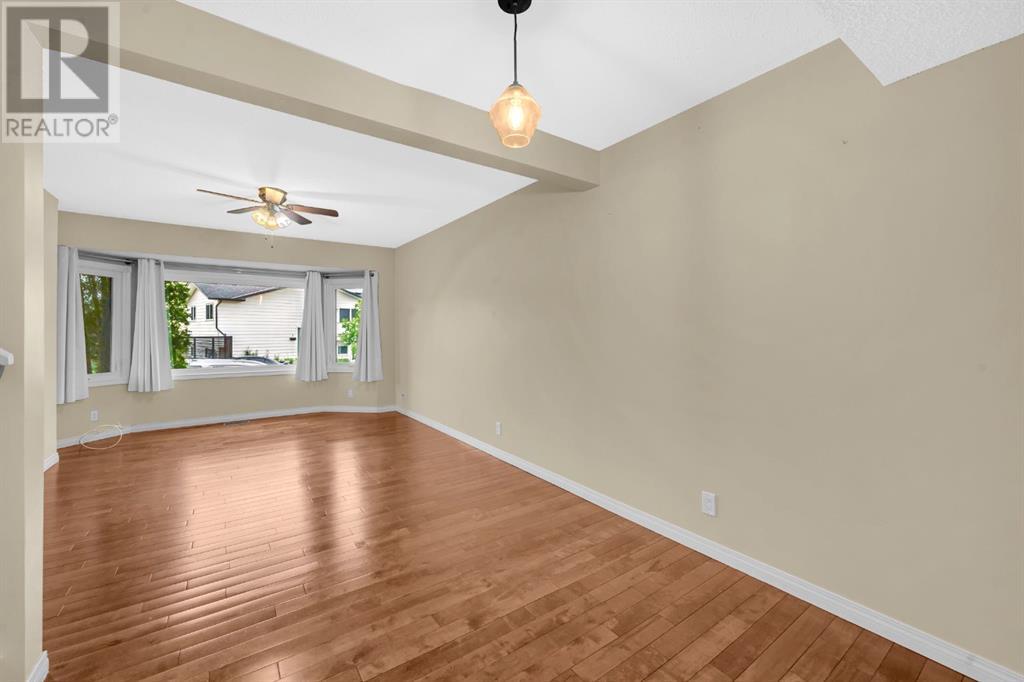 Single Family House for Sale in  berkley Road NW Beddington Heights Calgary 
