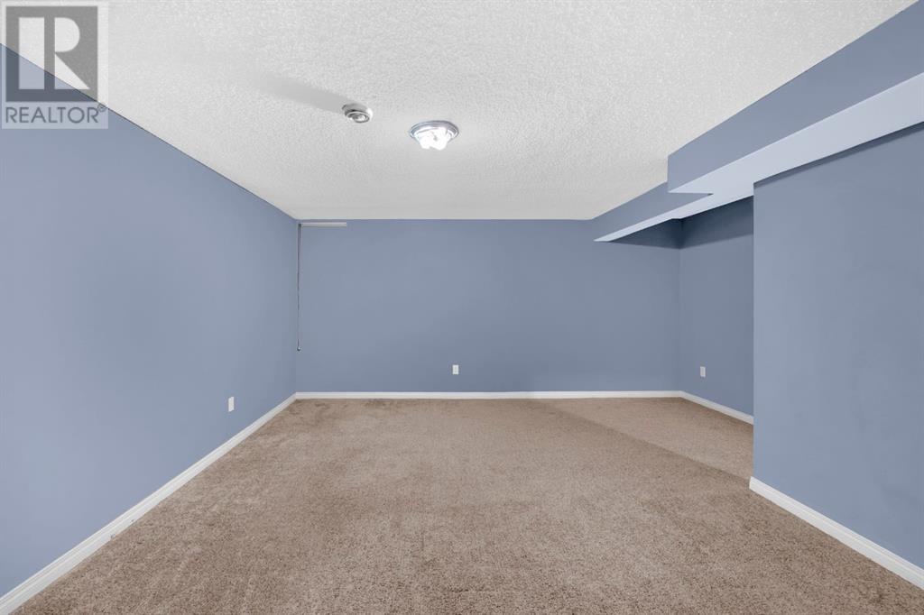 Single Family House for Sale in  berkley Road NW Beddington Heights Calgary 