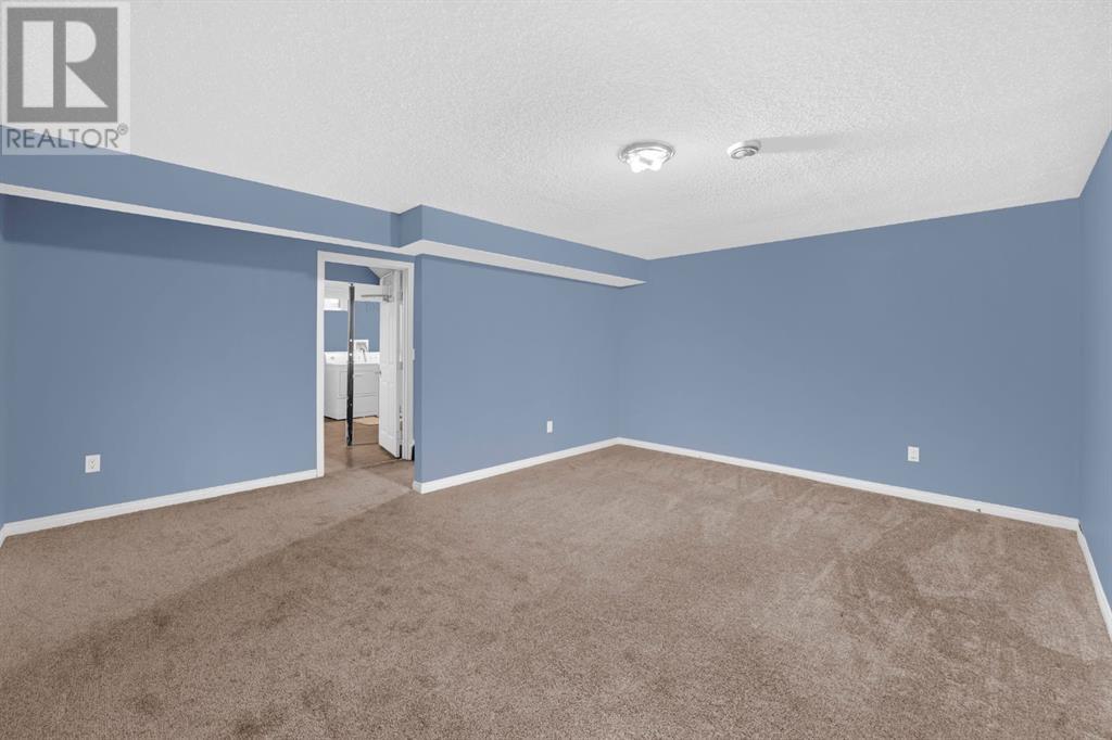 Single Family House for Sale in  berkley Road NW Beddington Heights Calgary 