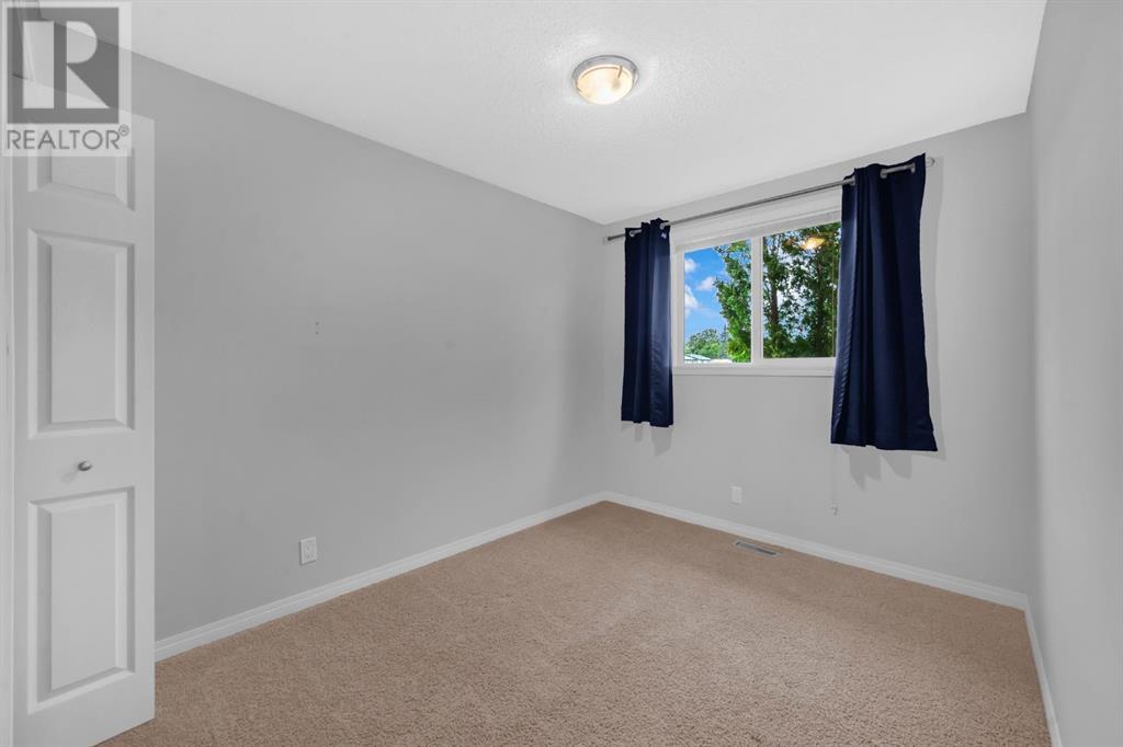 Single Family House for Sale in  berkley Road NW Beddington Heights Calgary 