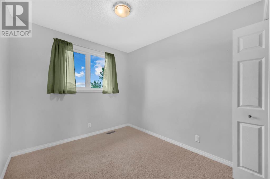 Single Family House for Sale in  berkley Road NW Beddington Heights Calgary 