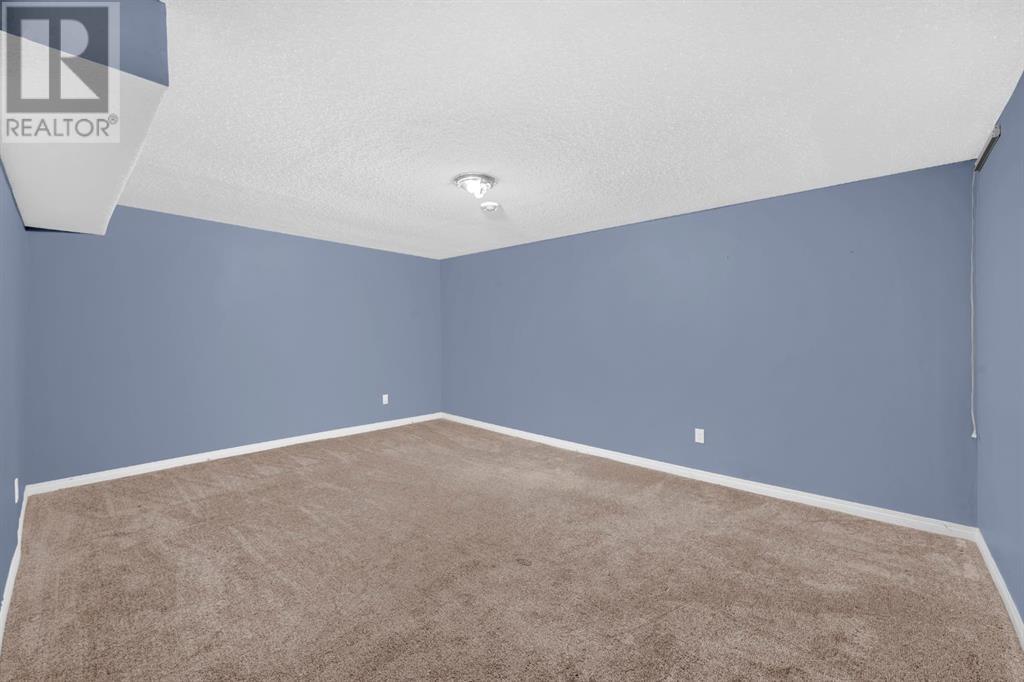 Single Family House for Sale in  berkley Road NW Beddington Heights Calgary 