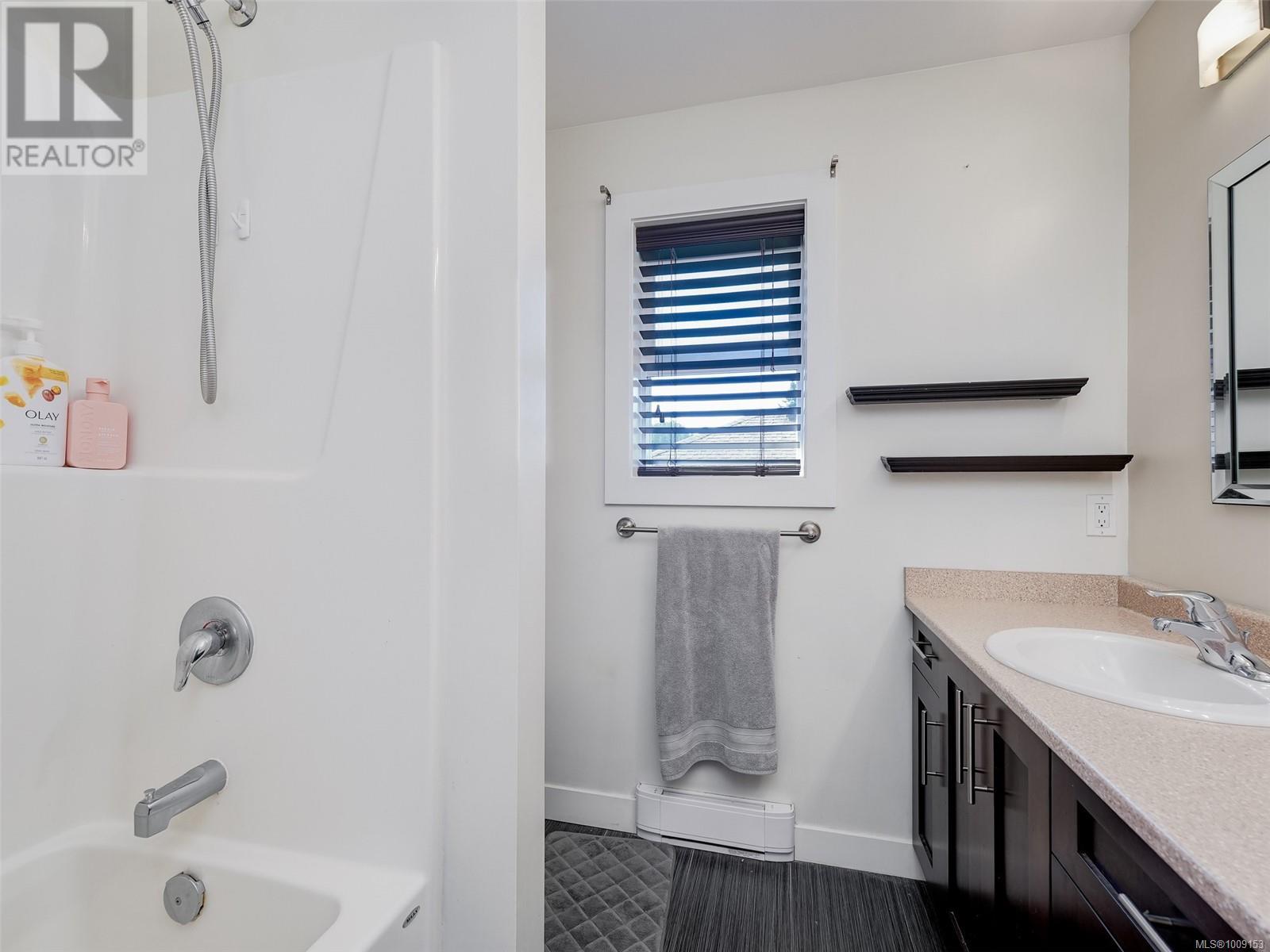 Photo 3 of 1042 Skylar Cir, Shawnigan Lake BC