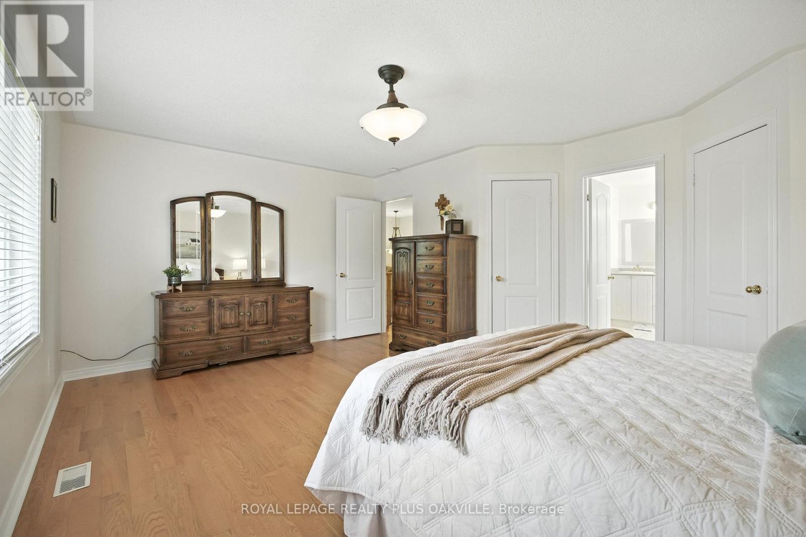 Photo 5 of 2272 Overfield Road, Oakville ON